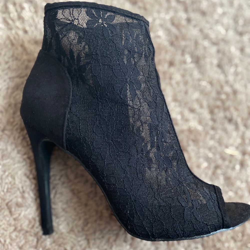 LACE PEEP TOE BOOTIE HEELS black size 8